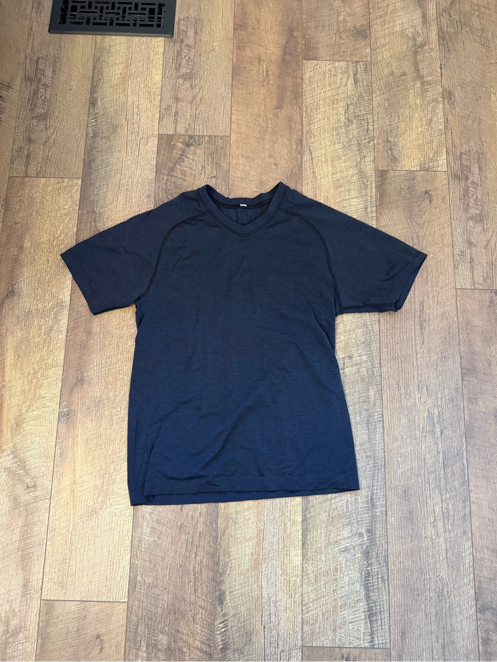 lululemon athletica Men's Navy Short-Sleeve V-Neck Tee